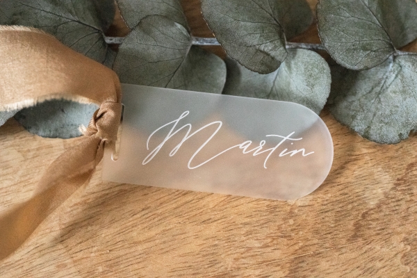 Tischkärtchen / Platzkarte / Namensschild / Gastgeschenk aus Acryl / Form abgerundet - personalisiert